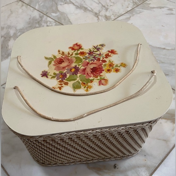 PRINCESS VINTAGE WICKER SEWING 🧵 BOX 🗃️ BASKET 🧺 from the 50’s Floral Decal - Picture 13 of 15